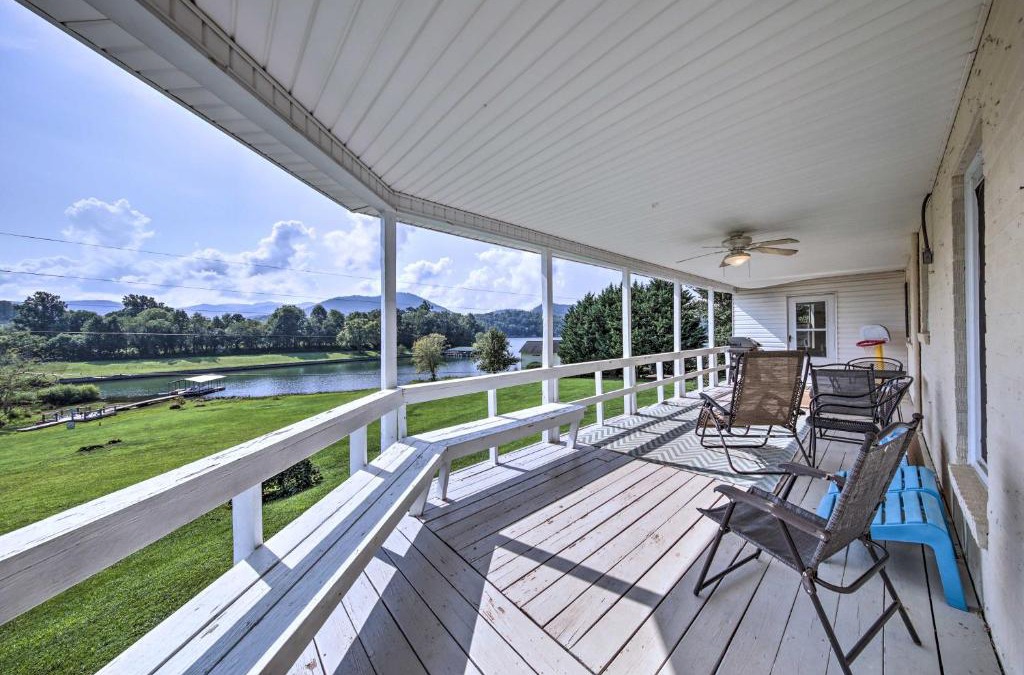 Elf House | Pet-Friendly Waterfront Hayesville Cottage!