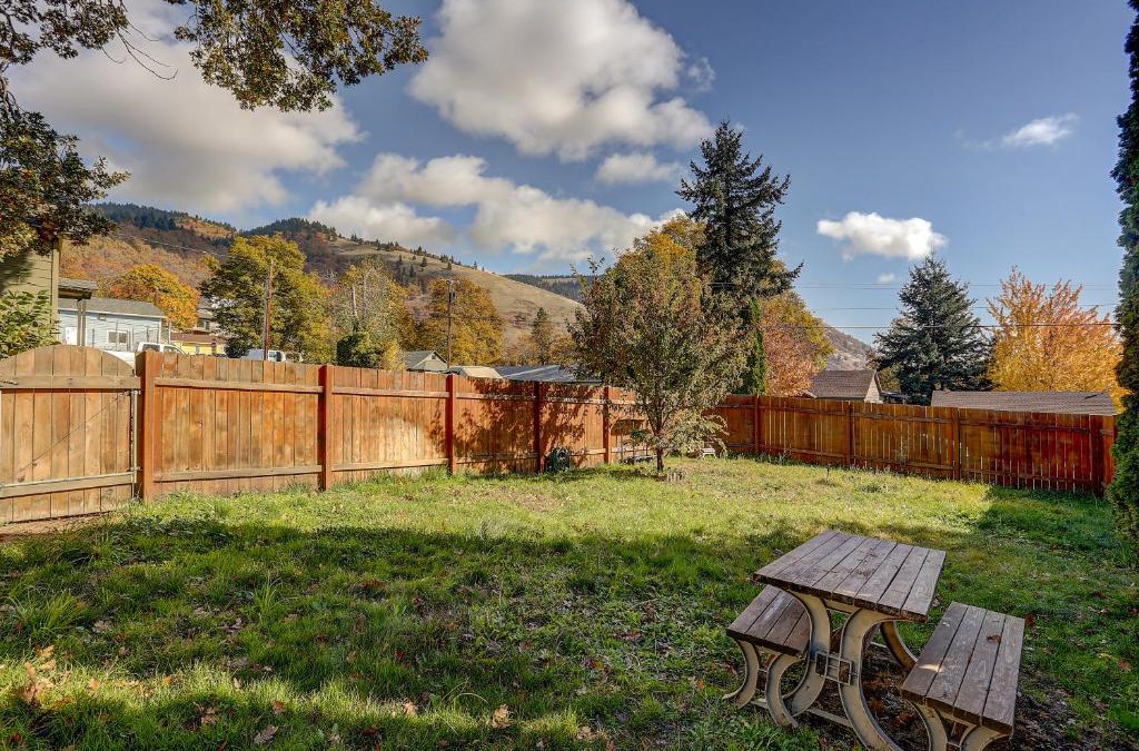 White Salmon House | Pet Friendly Waveseeker Private Yard