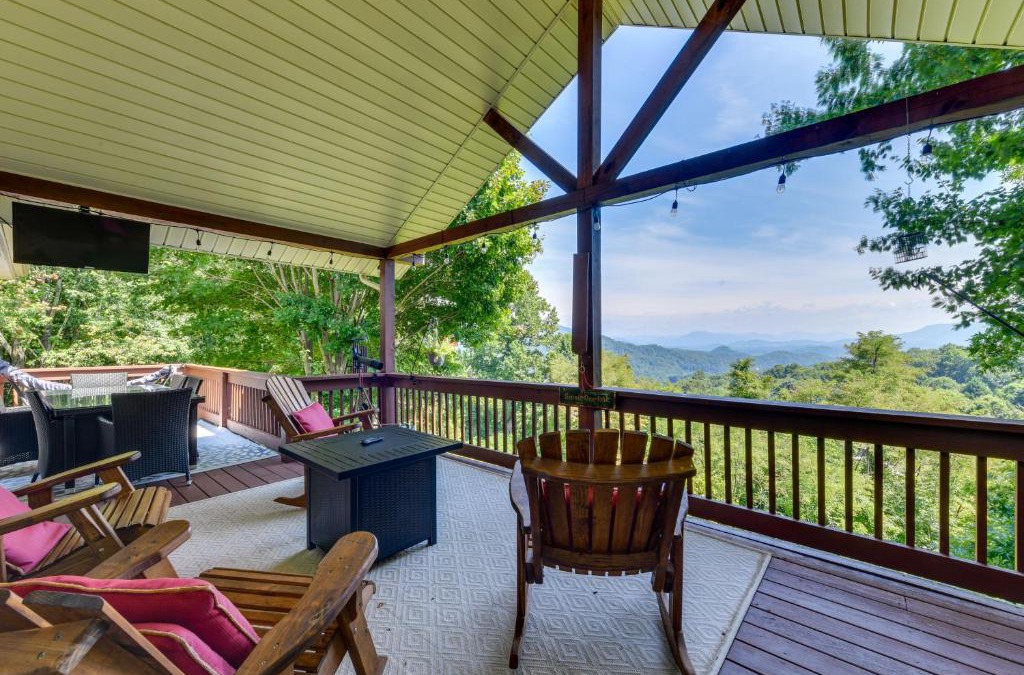 Waynesville House | Pet-Friendly Waynesville Retreat with Hot Tub!