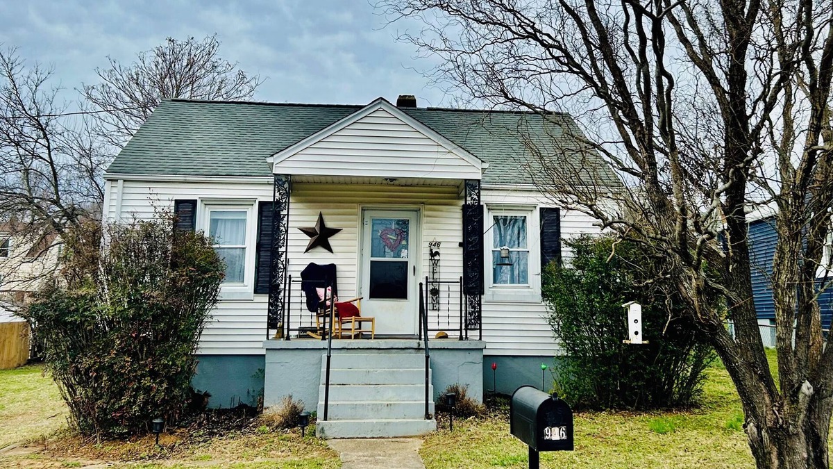 Burnt Chimney House | PET FRIENDLY-WEEKLY DISCOUNTS-ROANOKE RIVER AND BIKE TRAILS