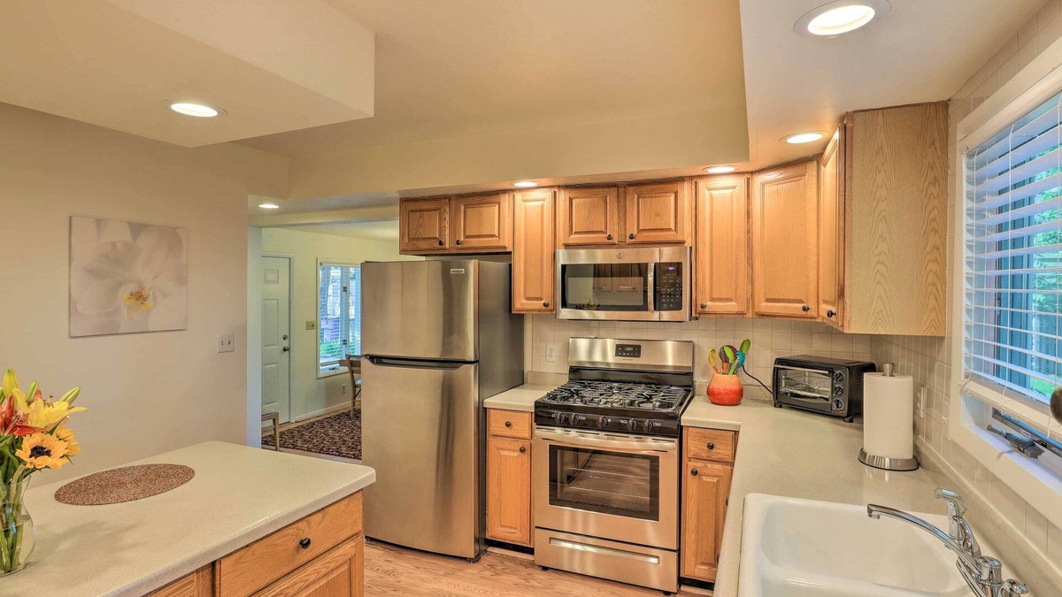 Whitefish Bay House | Pet-Friendly Whitefish Bay Getaway w/Large Yard!