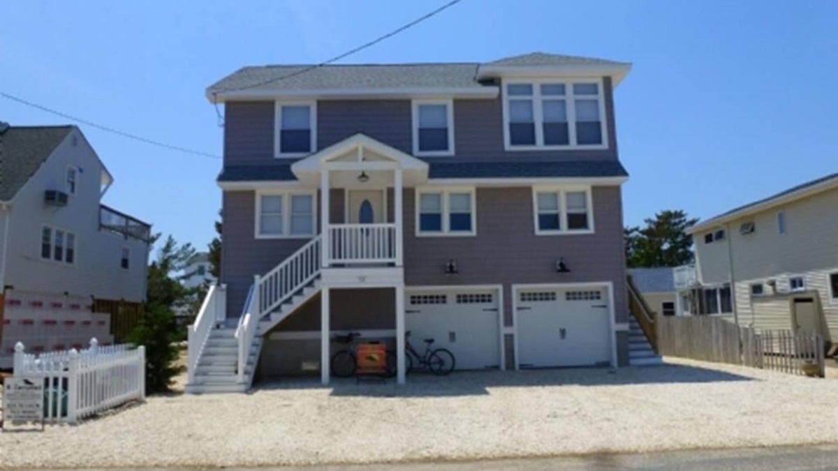 North Beach Haven House | Pet Friendly. WiFi. Beach Badges. Beach Chairs. Balcony. Bayview.