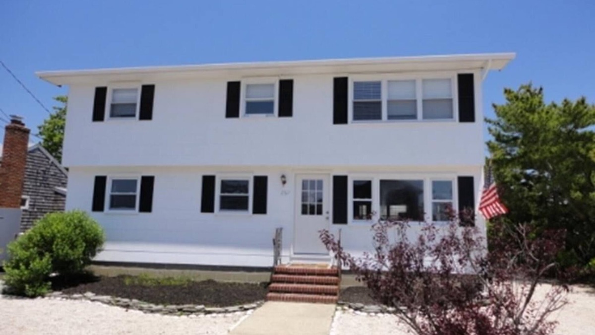 Ship Bottom House | Pet Friendly. WiFi. Beach Badges. Beach Chairs.Deck Smart TV. Outdoor Shower.