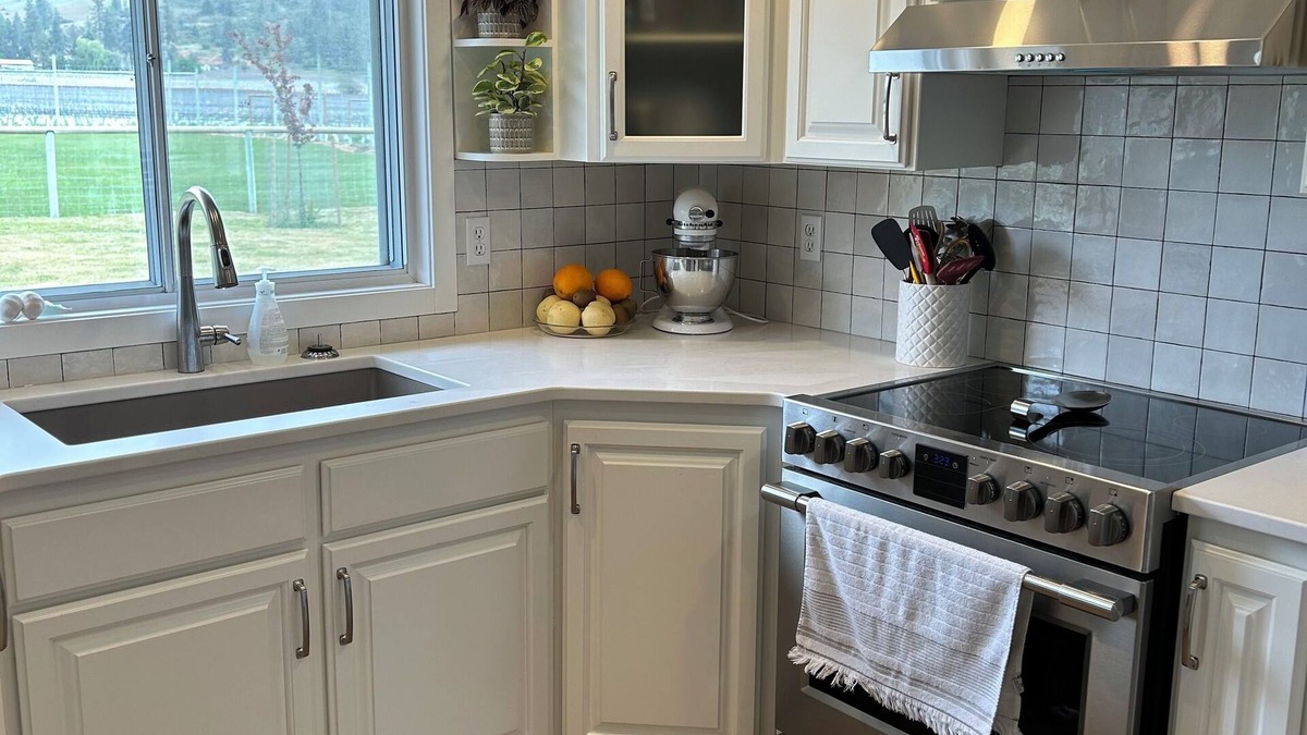 Okanagan-Similkameen House | Pet friendly winter rental on 2 manicured acres!