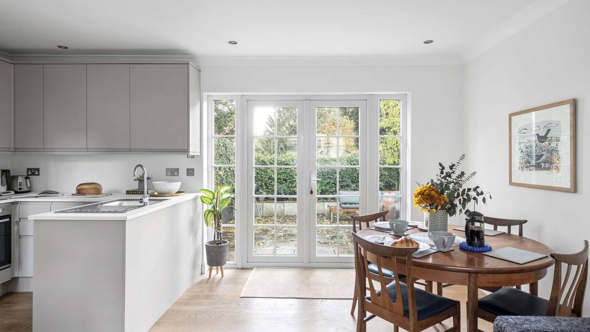 Saffron Walden Apartment | Pet Friendly with enclosed leafy outdoor space
