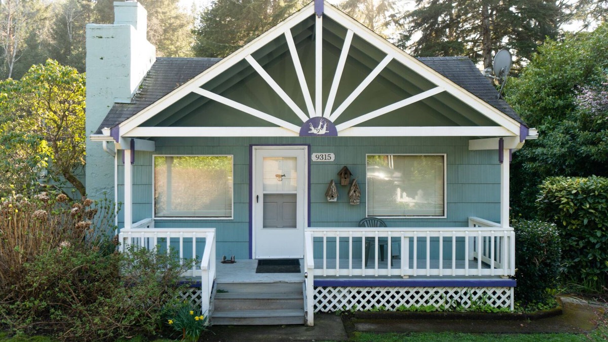 Neahkahnie Beach House | Pet friendly with hot tub, deck and bbq, short drive to beach or restaurants