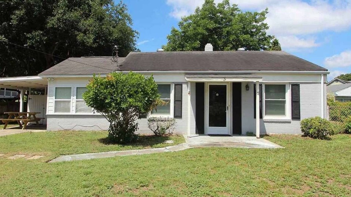 Isle of Palms House | Pet friendly with fenced yard, no stairs, walk to beach access, sleeps 6!