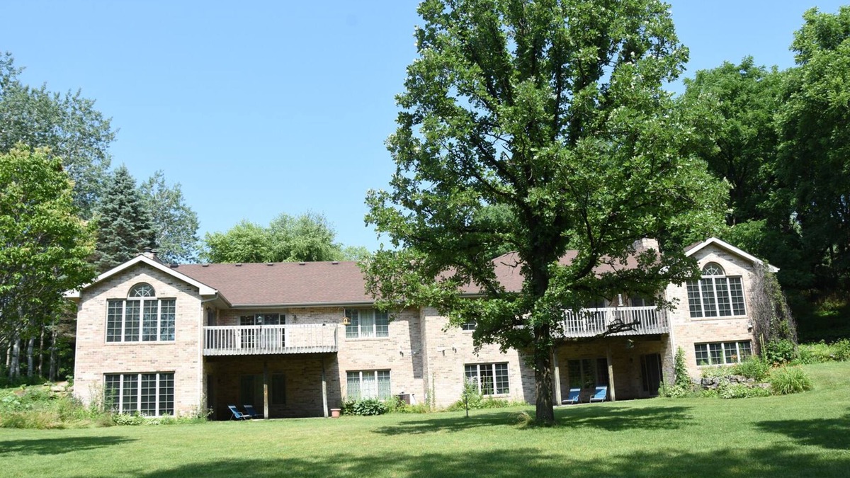 Verona House | Pet FriendlyHot tub space to relax 10min from Madison, Epic, MilitaryRidgeTrail