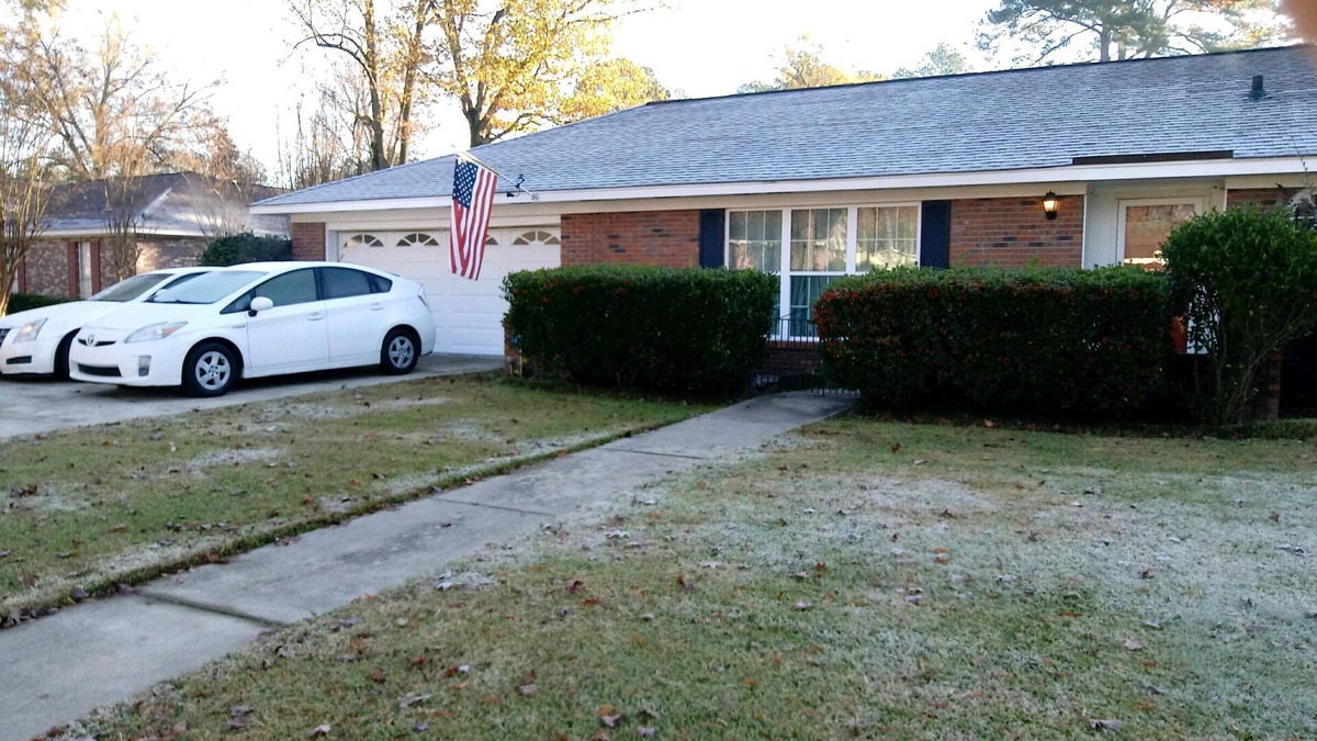 Columbus House | Pet Friendy 3/2 with screened in patio and privace fenced-in back yard!