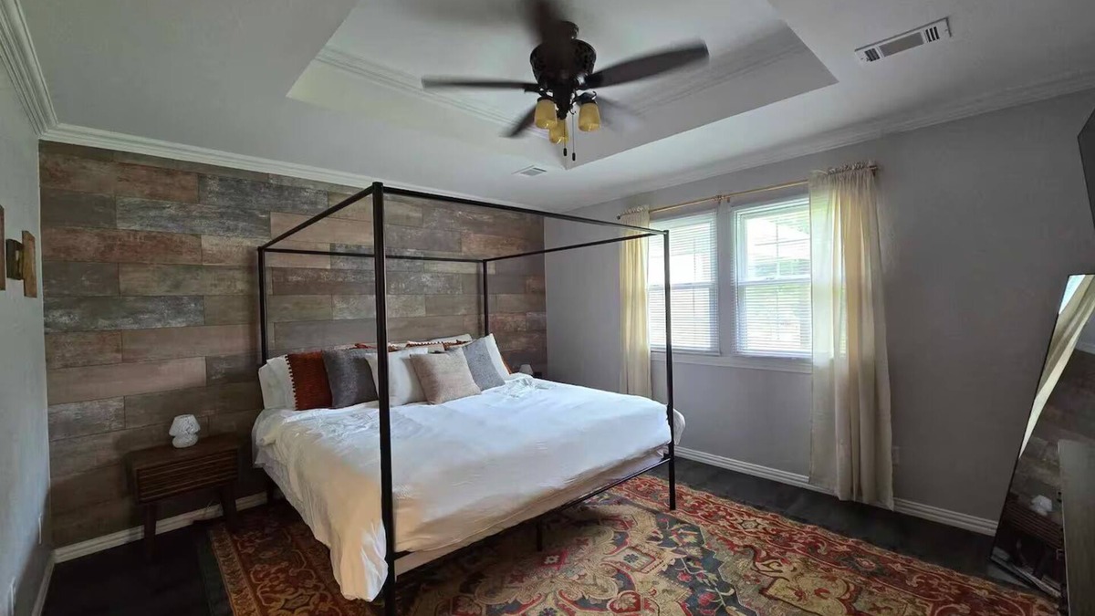 Calera House | Pet Paradise on Main: Fenced Yard Included!