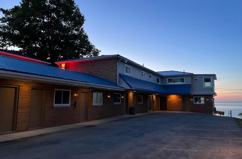 Geneva-on-the-Lake Hotel | Pete's Lakefront Motel, LLC