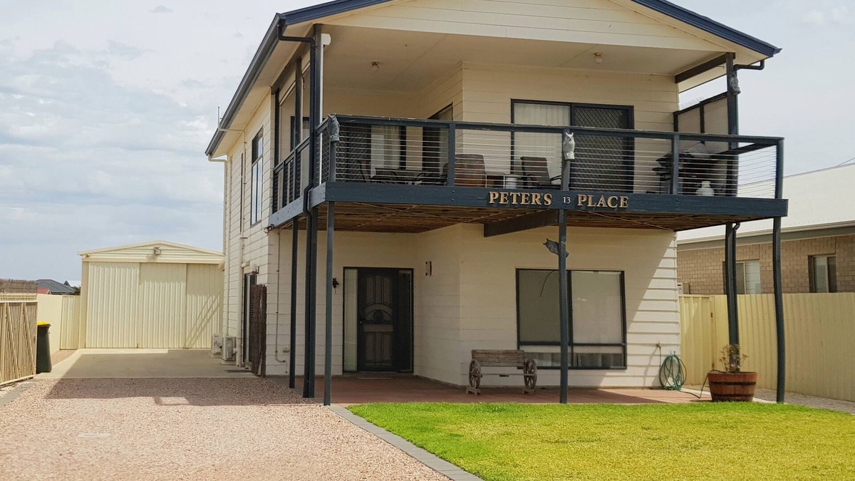 North Beach House | Peter's Place-3 min to beach, great balcony, views, peaceful location