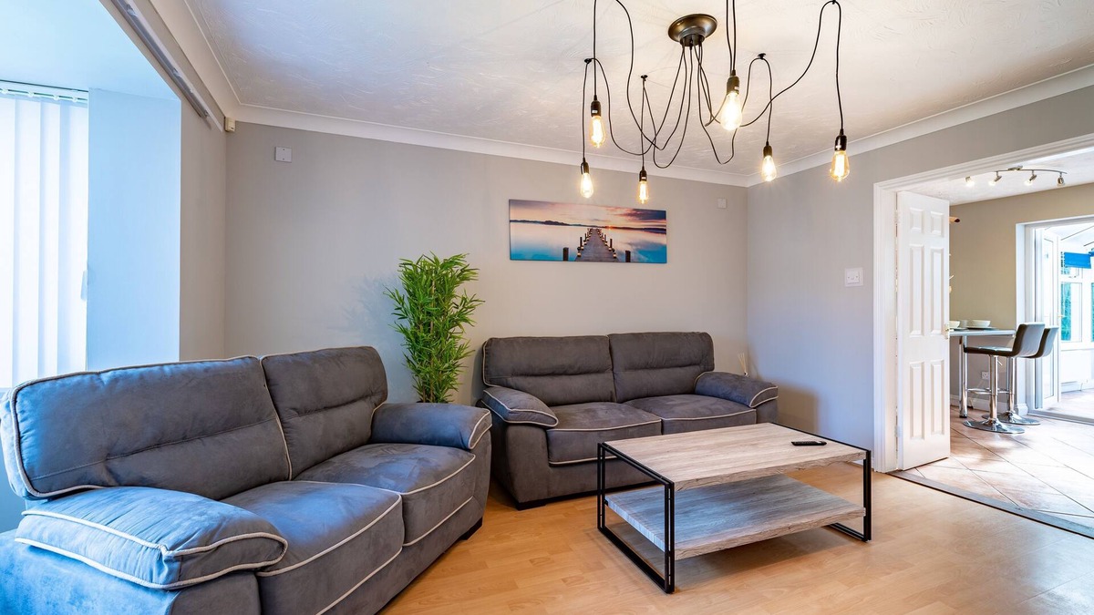 Peterborough House | Peterborough Contractors,6Beds,2Baths,Free Parking6