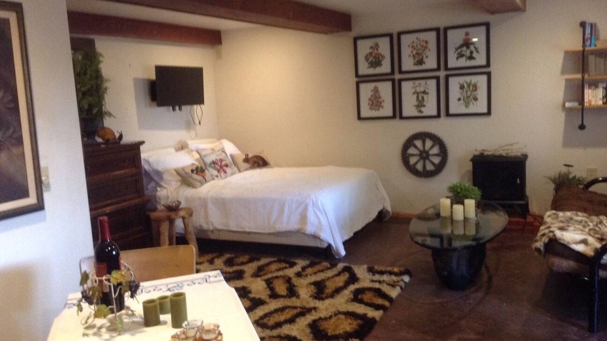Cedar Glen Apartment | PETFRIENDLY, ROMANTIC , STUDIO WITH INCREDIBLE LAKEVIEW, PRIVATE - CLOSE TO ALL