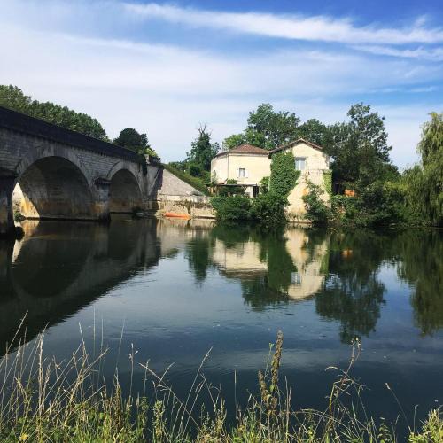 Saint-Meme-les-Carrieres Bed & Breakfast | Petit Boudoir The Riverside Retreat