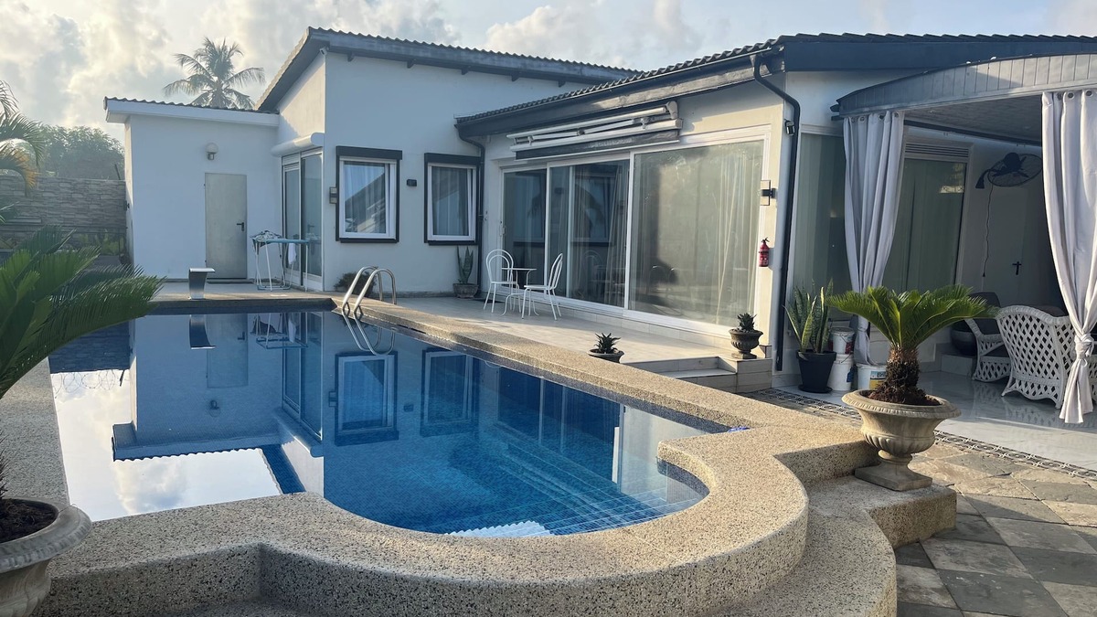 Lome Apartment | Petit Hambourg guest house by the pool