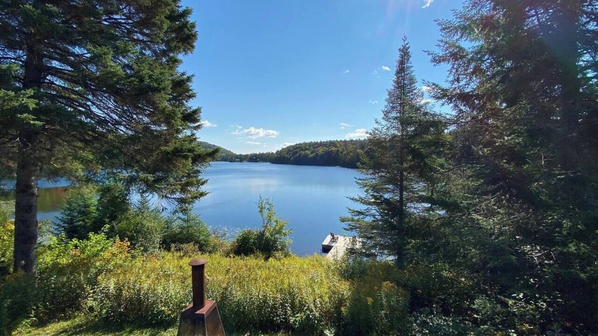 St-Adolphe-d'Howard Ski Chalet | Petit Lac Long | Refined lakeside chalet
