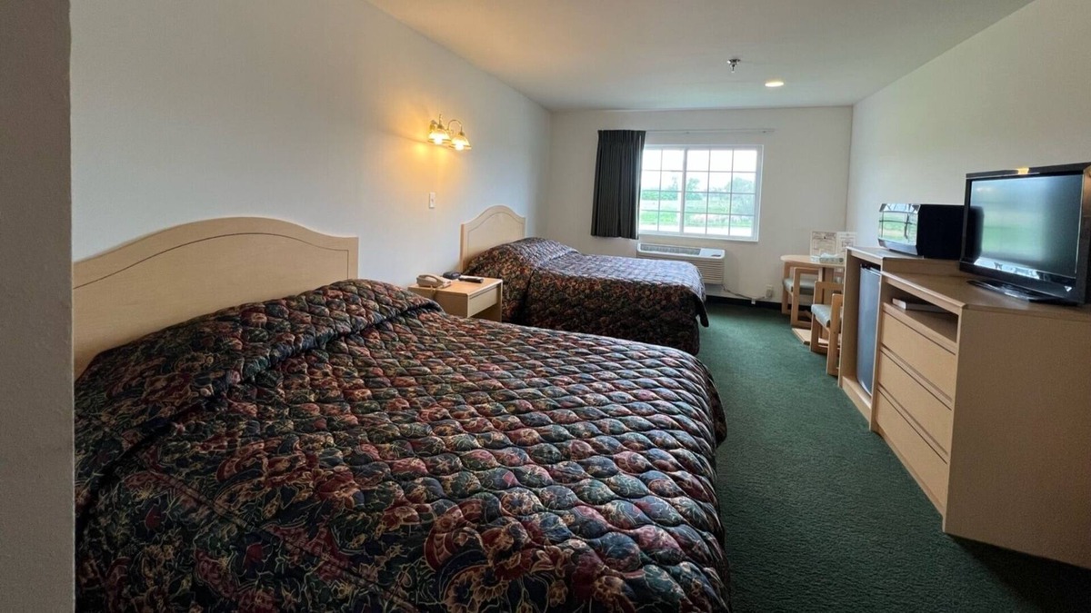 Red Bud Bed & Breakfast | Petite Double Queen Suite with Free Breakfast!