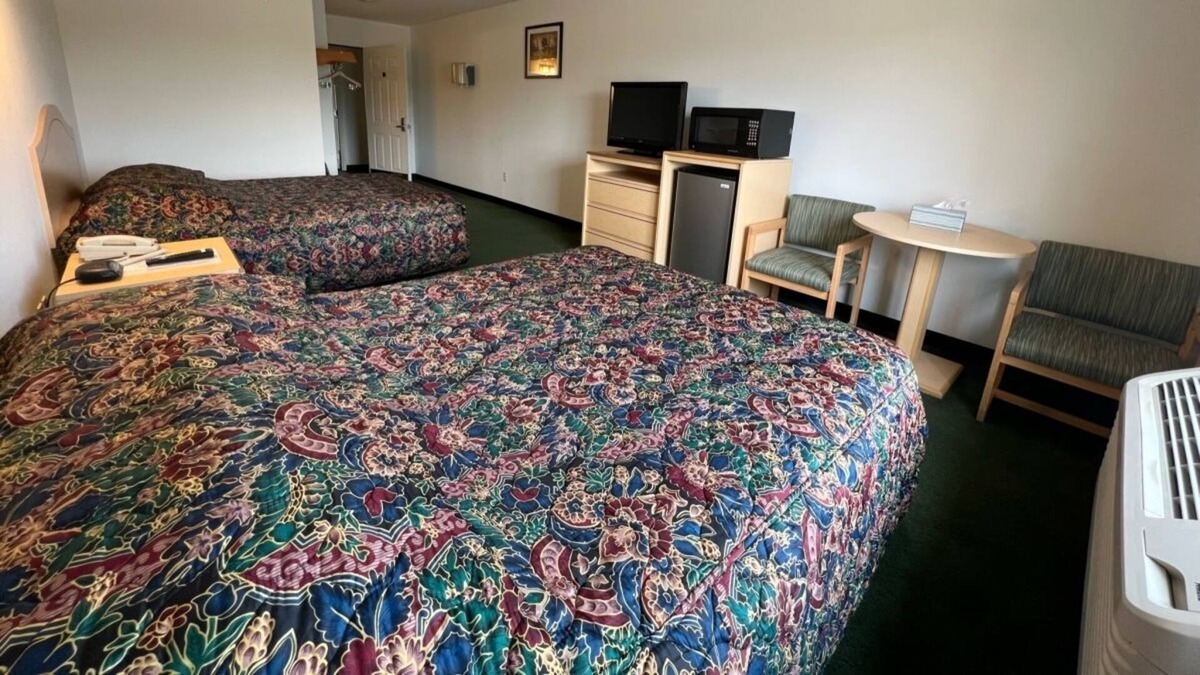 Red Bud Bed & Breakfast | Petite Double Queen Suite with Free Parking!