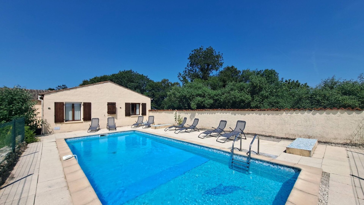 Saint-Pierre-de-Juillers Villa | Petite Hirondelles with pool