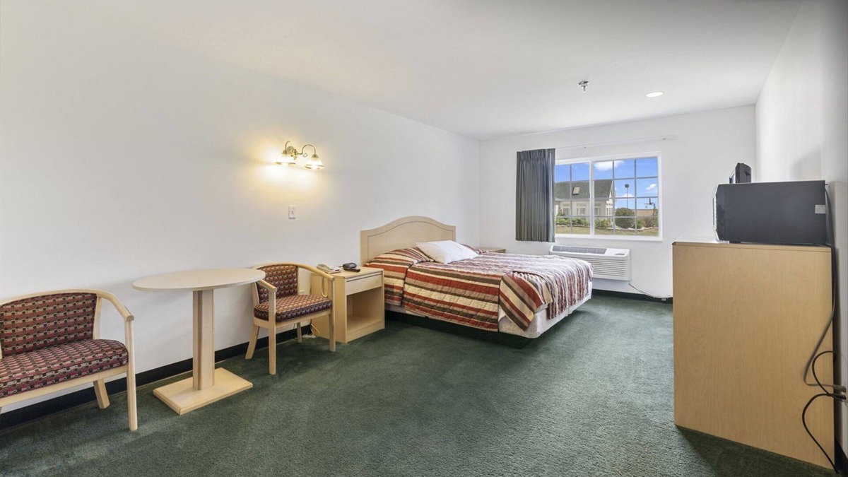Red Bud Bed & Breakfast | Petite King Economy Room in the Heart of Red Bud!