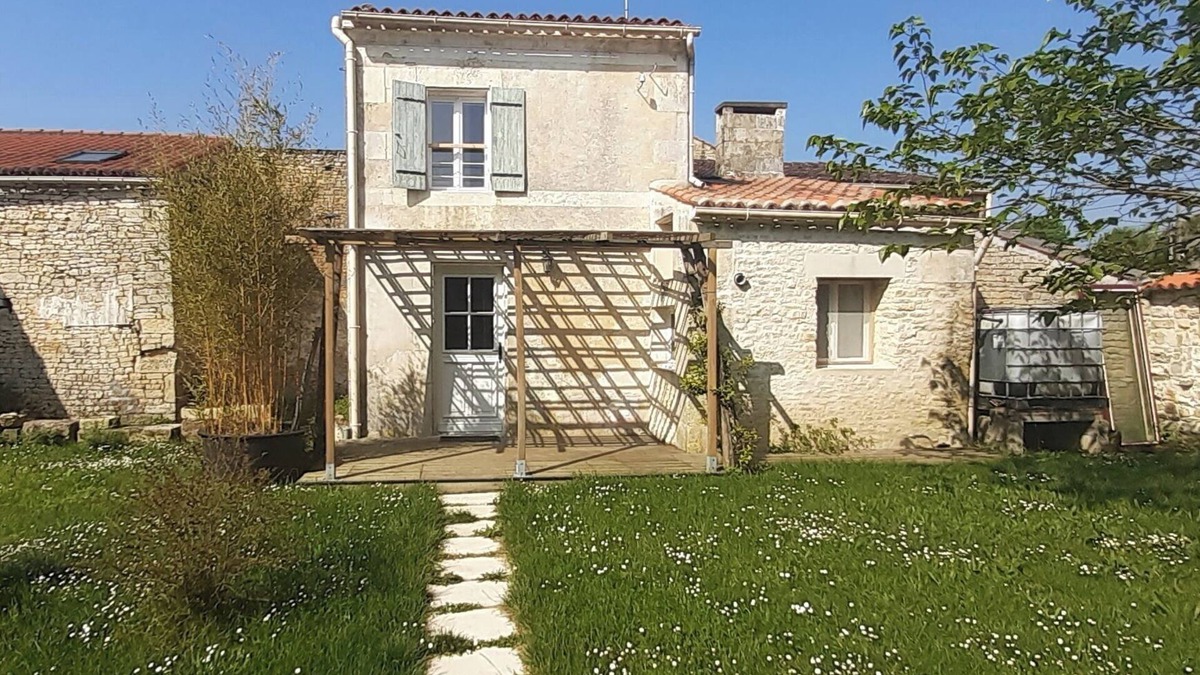 Asnieres-la-Giraud House | Petite Maison de Campagne Calme