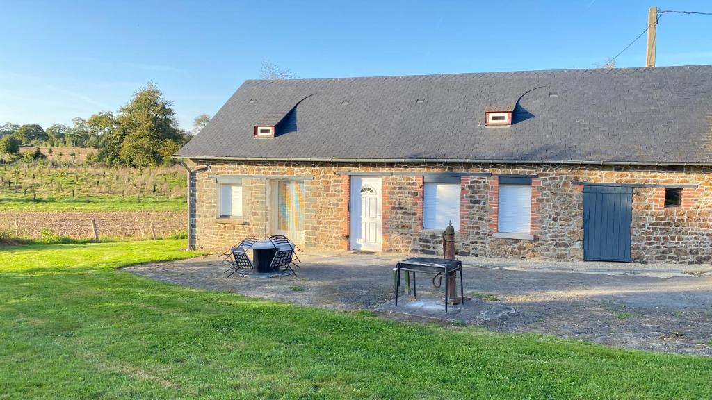 La Pellerine House | Petite maison dans la prairie