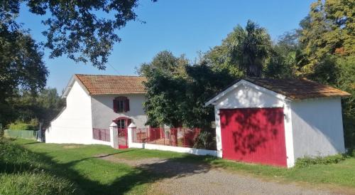 Villefranque Bed & Breakfast | Petite maison dans les bois