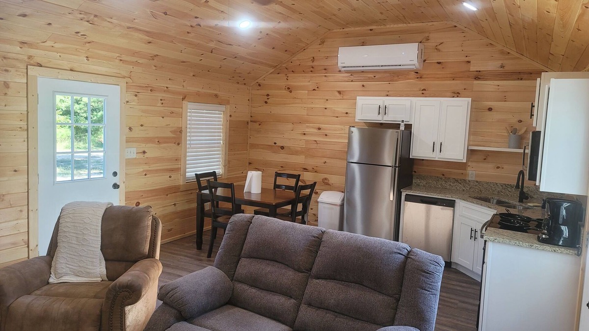 Genoa Cabin | Petite Piney Paradise in Texarkana, AR.nNew Cabin, Secluded, Cozy and Relaxing