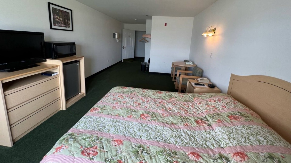 Renault Bed & Breakfast | Petite Queen Suite with Free Breakfast and Parking