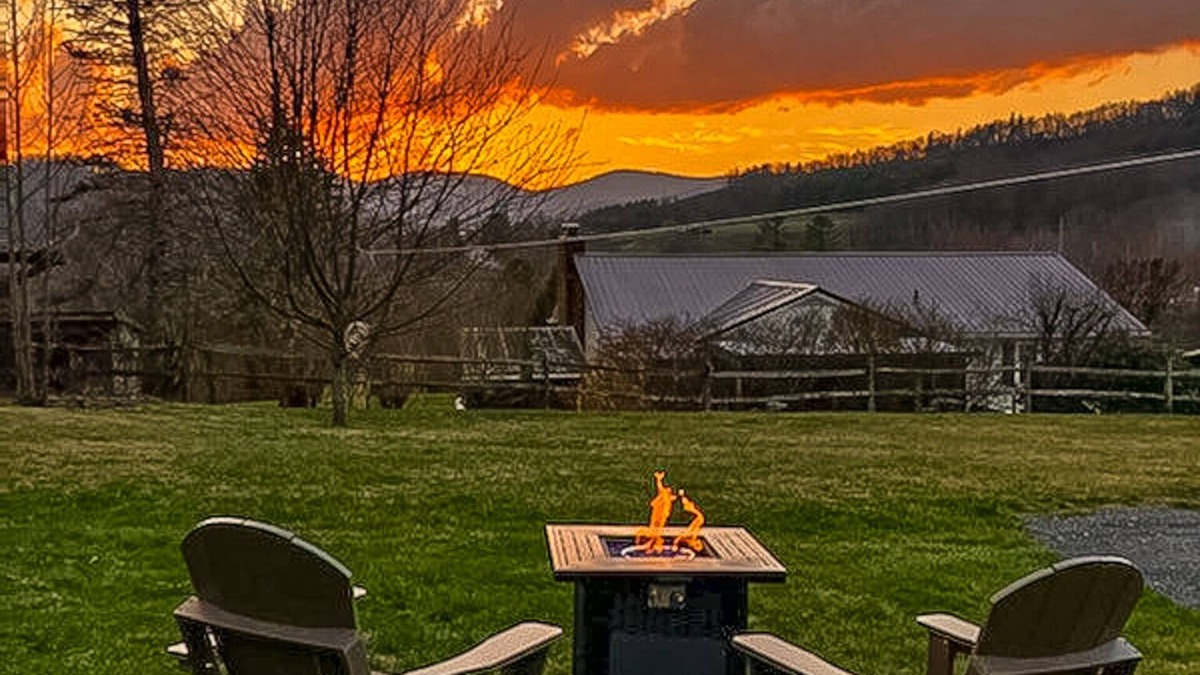 West Jefferson Cabin | Petite Retreat Available Labor Day Weekend!
