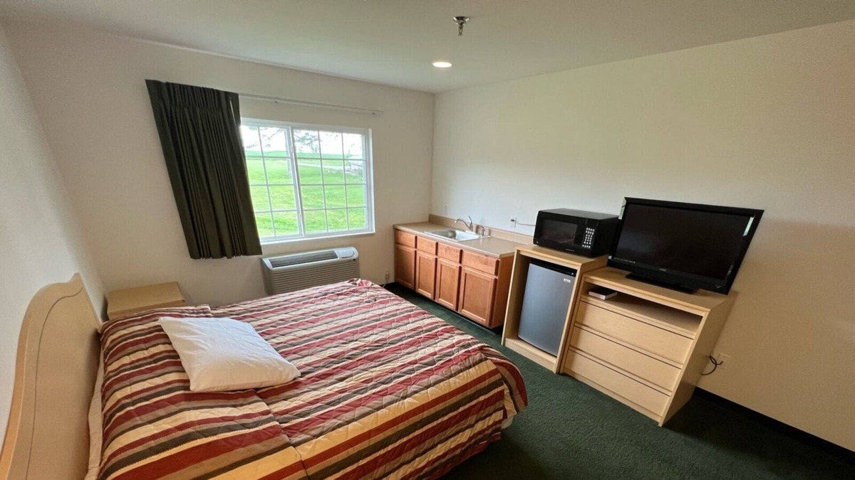 Renault Bed & Breakfast | Petite Single King Suite with Free Parking!