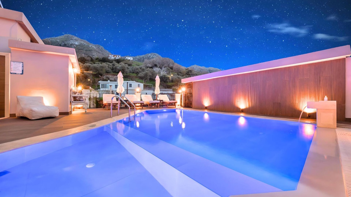 Filaki Villa | Petralis Luxury Villa Pool & Jaccuzzi