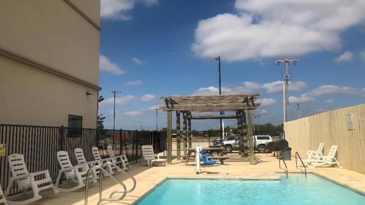 Cotulla Apartment | PetroStay Inn & Suites Cotulla