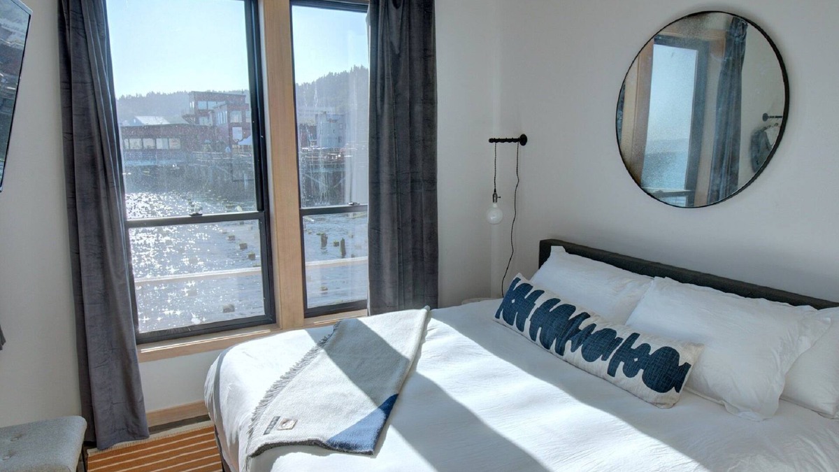 Astoria Hotel | Pets Allowed, River View King Room at Bowline Hotel