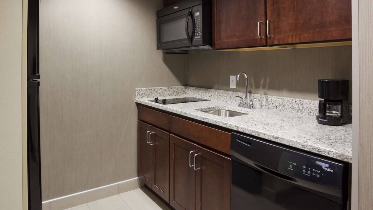 Kutzky Park House | Pets are Allowed Here! 4 Relaxing Units, Free Hot Breakfast!