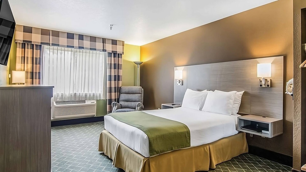 Poulsbo Resort | Pets are Allowed in GuestHouse Poulsbo! With Free Parking Onsite & Breakfast!
