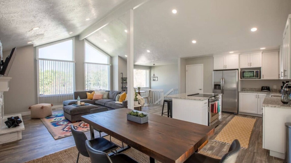 Sandy Apartment | PETS| Deck | Fast Wi-fi | BeaUTAHful Mtn View Home