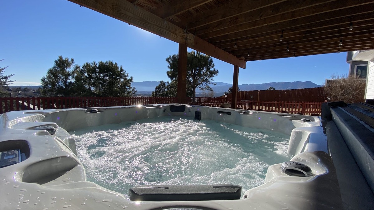 Briargate Apartment | ✔Pets✔ ♕King Bed/Bath/Kitchen ♨Hot Tub♨ w views 🏞