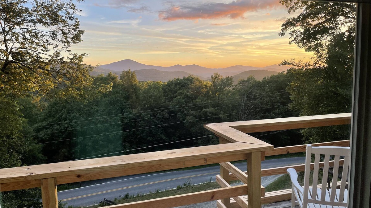 Boone House | Pets + King Beds + Arcade + App State + Foosball + Fire Pit