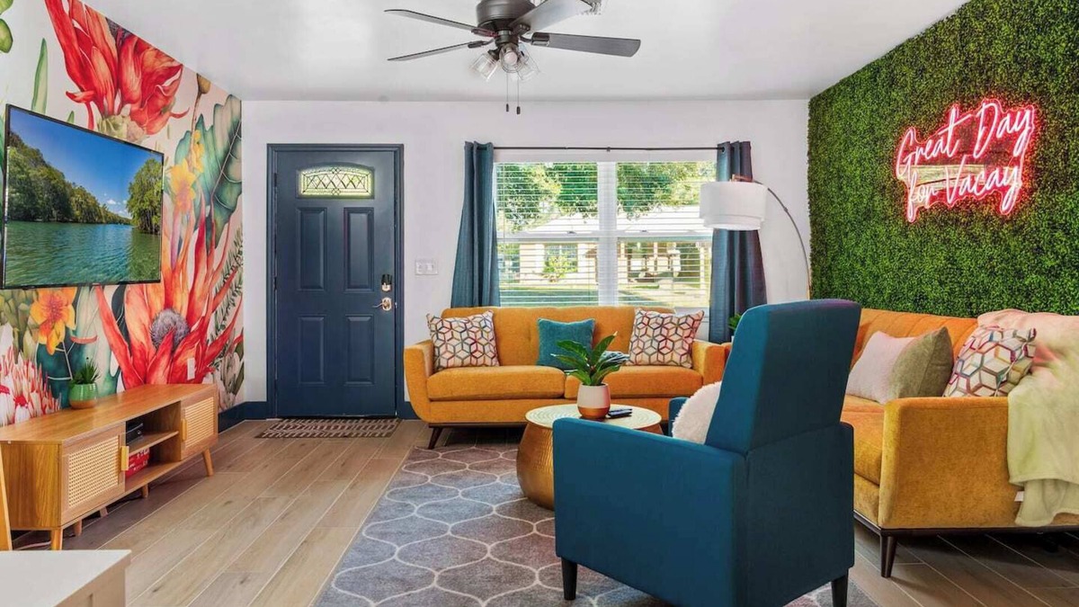 Crystal River House | Pets OK! Heated Pool mins to 3 Sisters Spring!