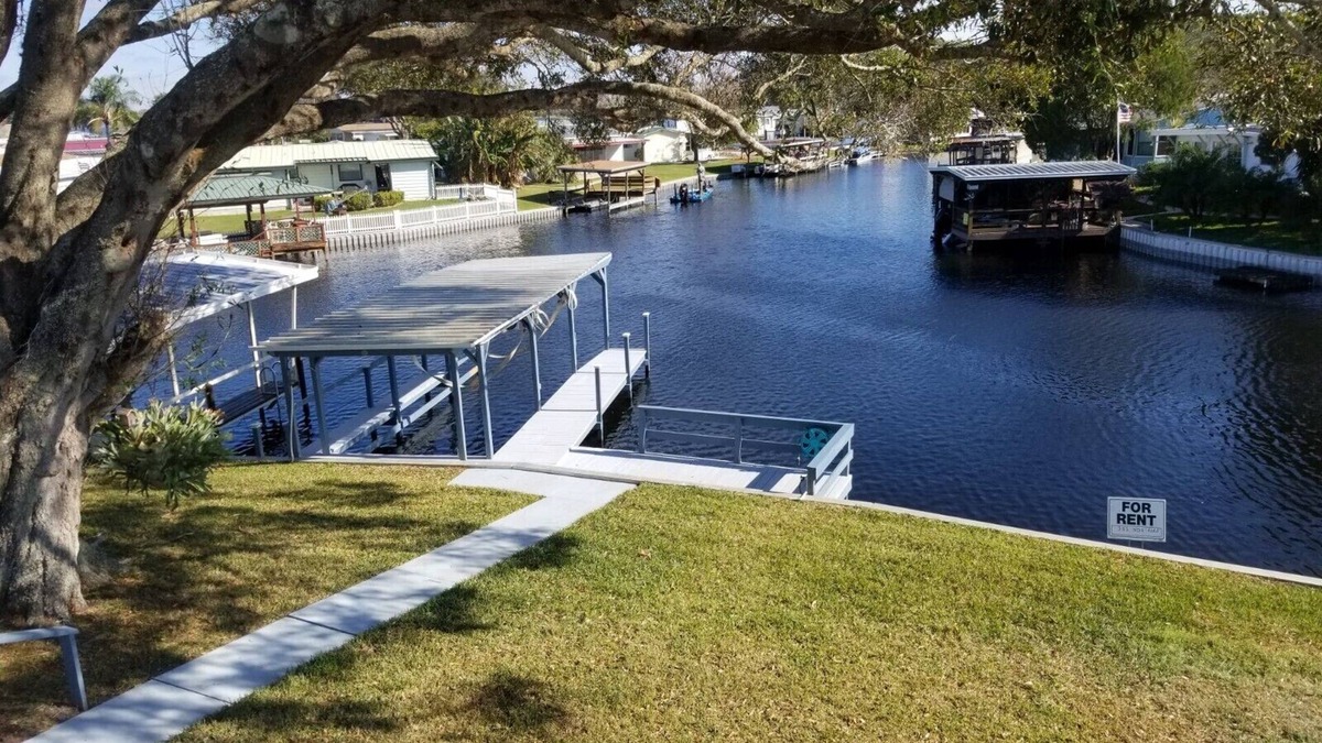 Tavares House | PETS STAY FREE Canal Front 3 bed/2 bath single family ample parking