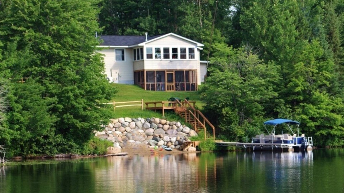 Bigfork Cabin | Pets Welcome/kayaks/Stand-up Boards /Nearby Resort Amenities w/water trampoline