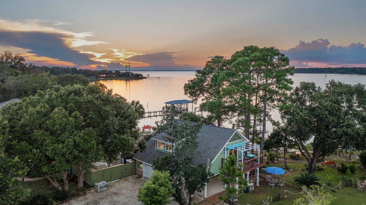 Navarre House | PETS WELCOME VERY QUIET on the Water of PNS Bay minutes from Navarre Beach