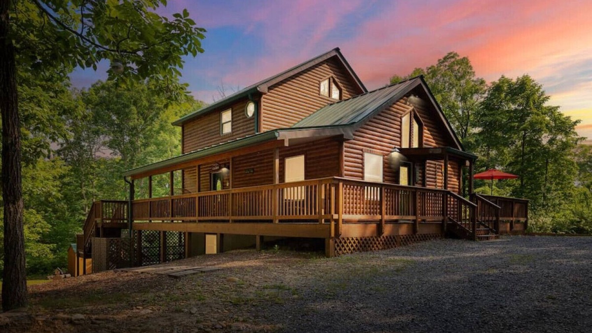 Luray Cabin | Pets? YES! 🐕 Hot Tub ★ Fire Pit ★ Pool Table ★ Steps to River Outfitters