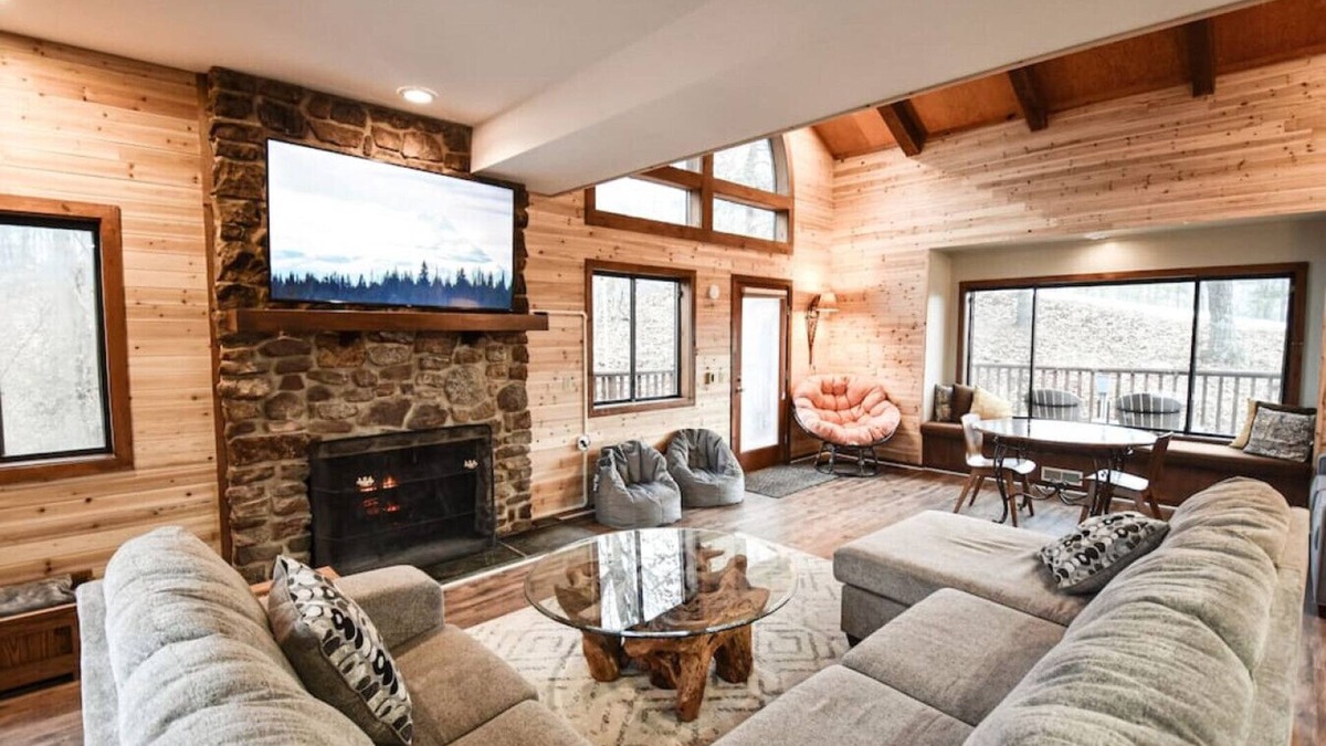 Mount Jackson Ski Chalet | Pets? YES! 🐕 Resort Passes ★ Hot Tub ★ Sauna ★ Fast Wi-Fi ★ King Beds ★ Views