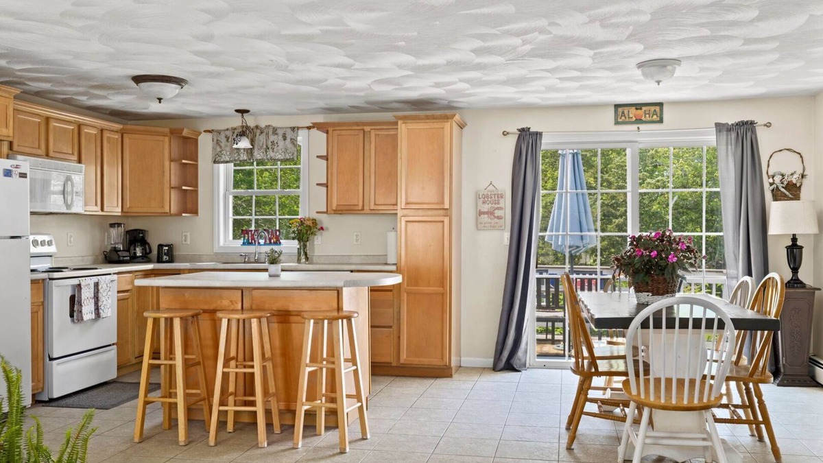 Saunderstown House | Pettaquamscutt Lake - 5 Bed, 2 Full Bath, Spacious and Ready to Rent!