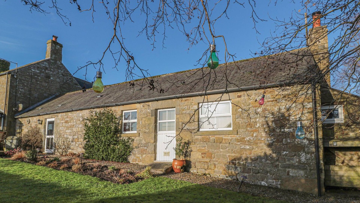 Hallington Cottage | PETTY KNOWES COTTAGE, pet friendly, with hot tub in Otterburn