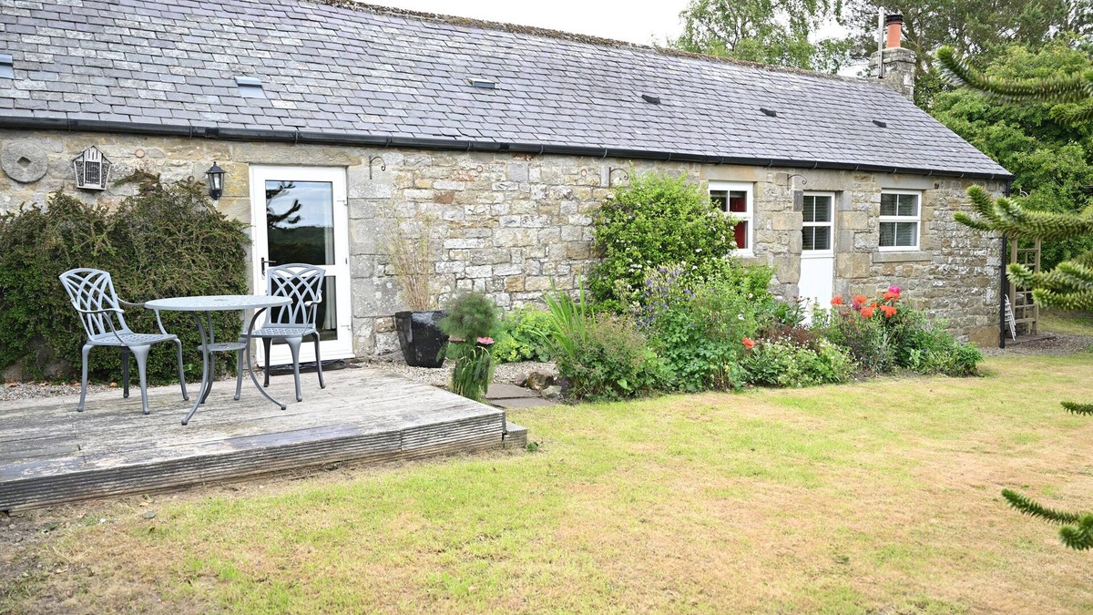 Hallington Cottage | PETTY KNOWES COTTAGE, pet friendly, with hot tub in Otterburn