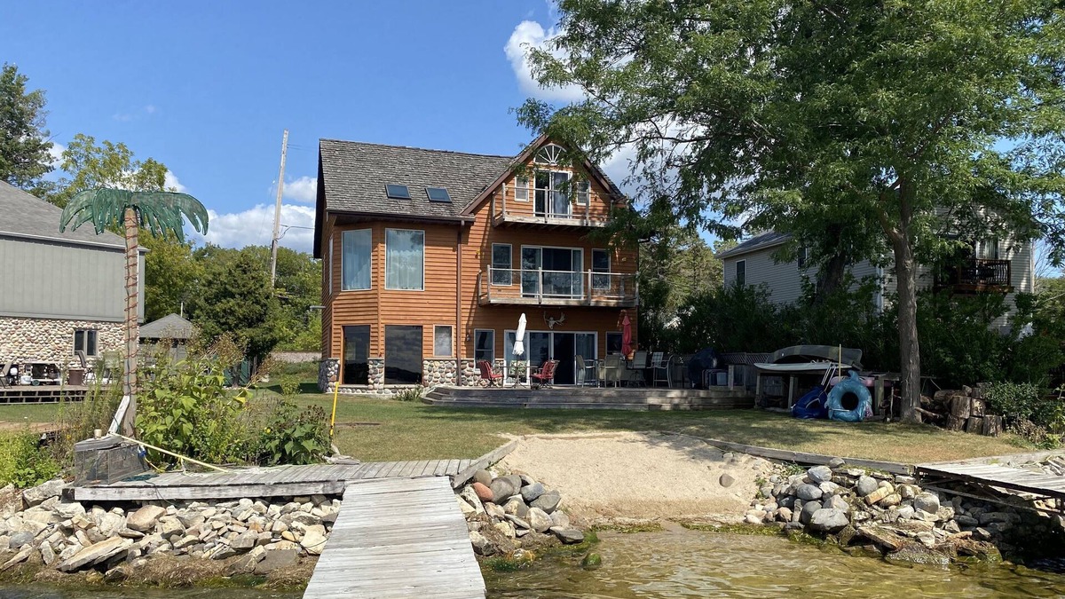 Colgate House | Pewaukee lake Sunset Lodge- sleeps 16 + Get away from the City during the RNC